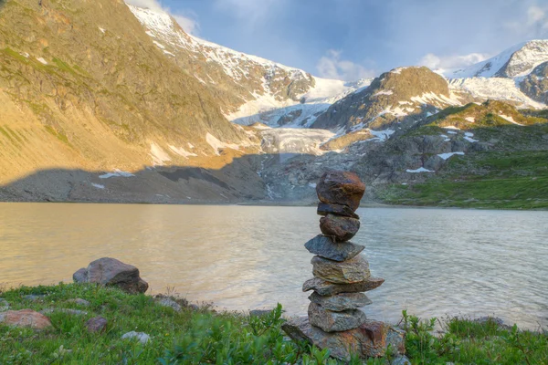 Rock cairn mark at glacier lake — Stock Photo, Image