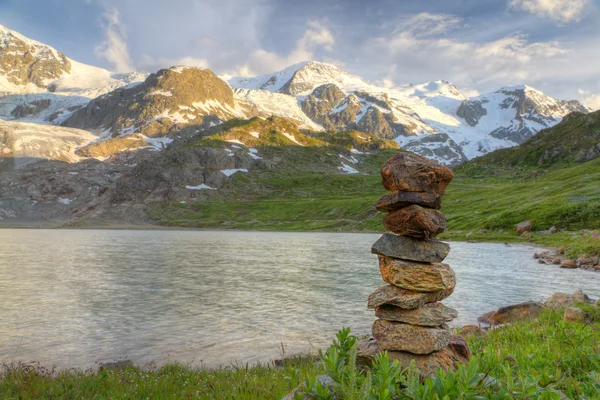 Marca de cairn de rocha no lago geleira — Fotografia de Stock