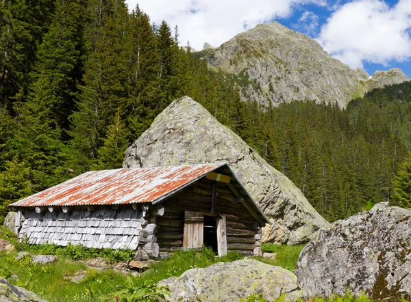Ορεινό καταφύγιο στην πλαγιά, Ελβετία — Φωτογραφία Αρχείου