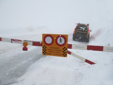 yol kapalı kar ve Çığ tehlikesi