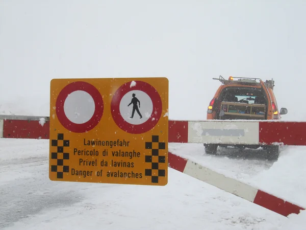 Vägen stängd för snö och lavin fara — Stockfoto
