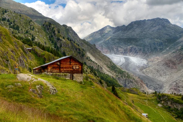 Cabana de madeira com geleira Aletsch — Fotografia de Stock