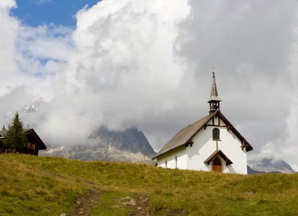 Weiße schlichte Bergkapelle — Stockfoto