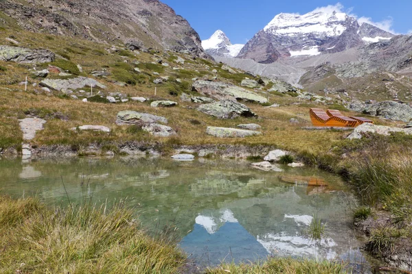 Alpiner Bergsee und Liegen zum Entspannen — Stockfoto