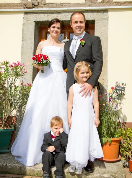 Familia recién casada en casa —  Fotos de Stock