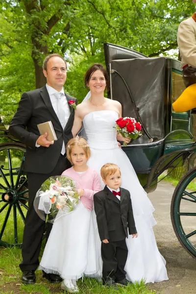 Nygifta framför horerna transport — Stockfoto
