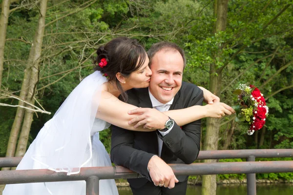 Поцелуй жениха и невесты после свадьбы — стоковое фото
