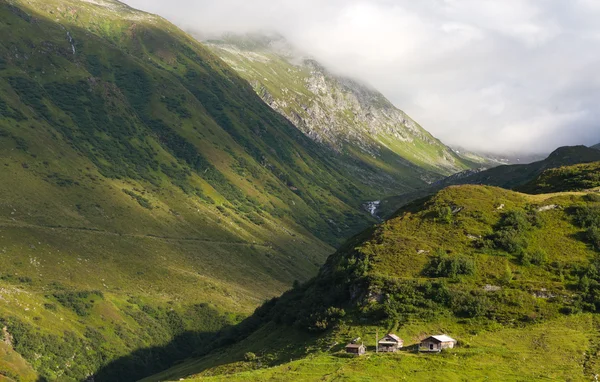 Häuser in den Alpen, Schweiz — Stockfoto