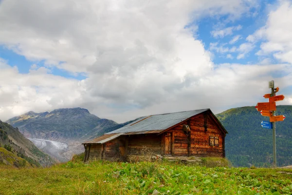 Geleira Aletsch, cabana e posto de sinalização para caminhadas, Suíça — Fotografia de Stock