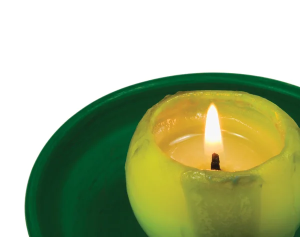 Zbliżenie zielony świeca zapalona makro, na białym tle płomień rozjarzony — Zdjęcie stockowe