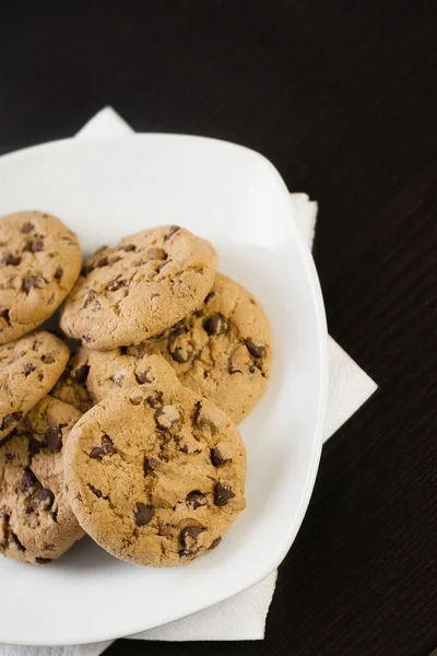 Biscotti al cioccolato su un tavolo nero — Foto Stock