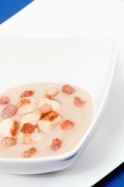 stock image Soup of Jerusalem artichokes and scallops