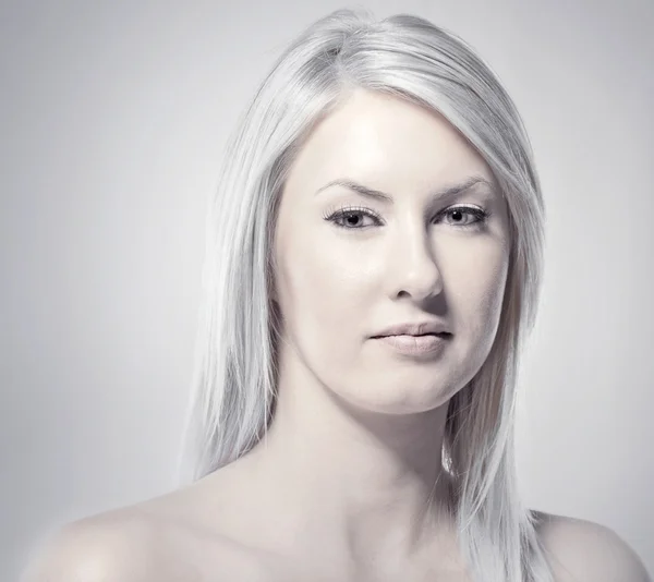 Porträtt av en ung vacker kvinna med blont hår — Stockfoto