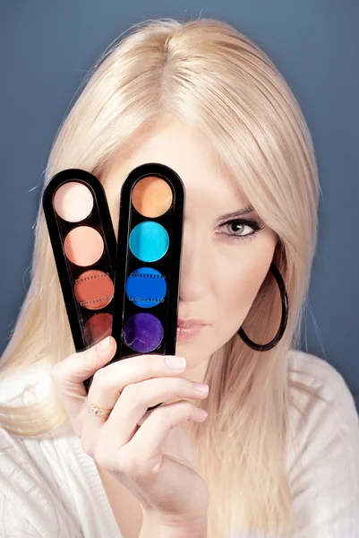 Vacker ung kvinna håller ögonskugga palett — Stockfoto