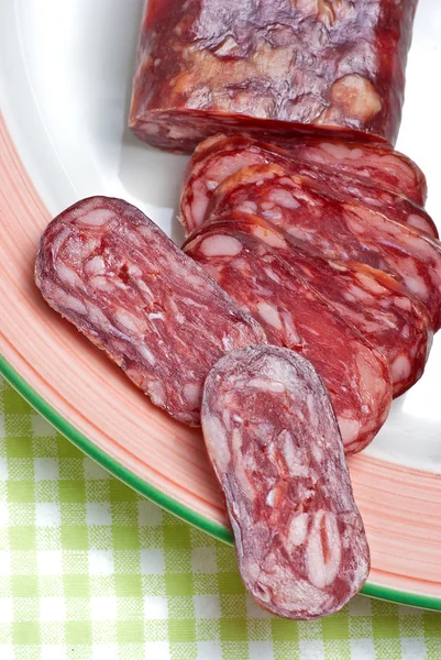 Salami auf Teller — Stockfoto