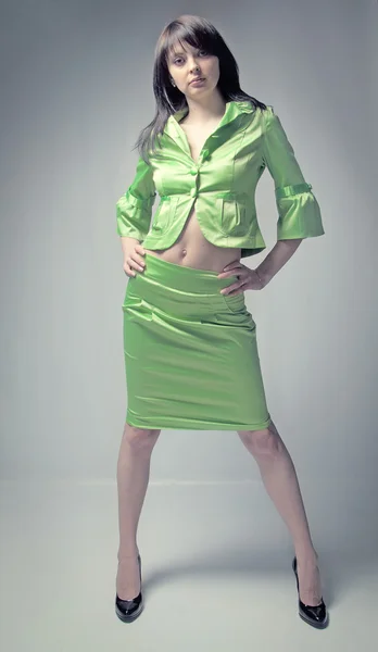 녹색 옷을 입은 젊은 여자 — 스톡 사진