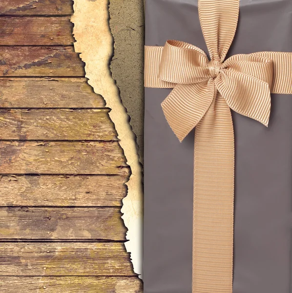 Подарочная коробка с лентой на деревянном фоне — стоковое фото