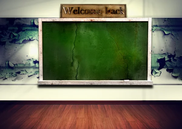Grüne Tafel mit Holzrahmen an Grunge-Wand — Stockfoto