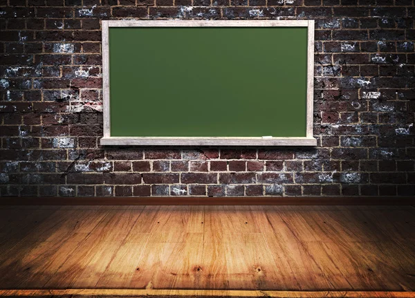 Zielona tablica z drewnianą ramą na mur z cegły — Zdjęcie stockowe