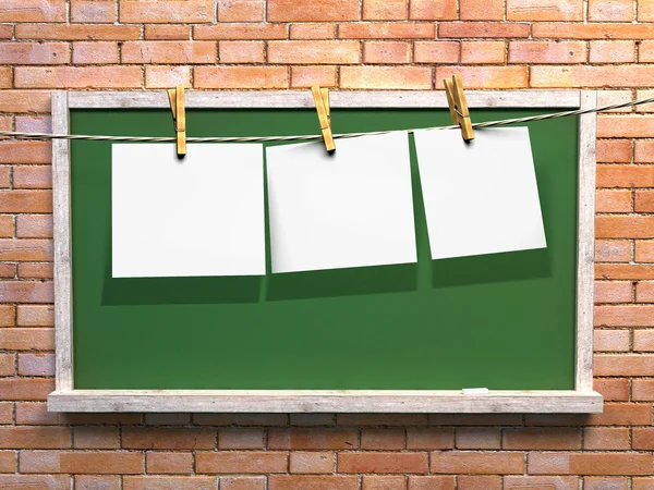 Hängande blankt papper på klädstreck och gröna blackboard — Stockfoto