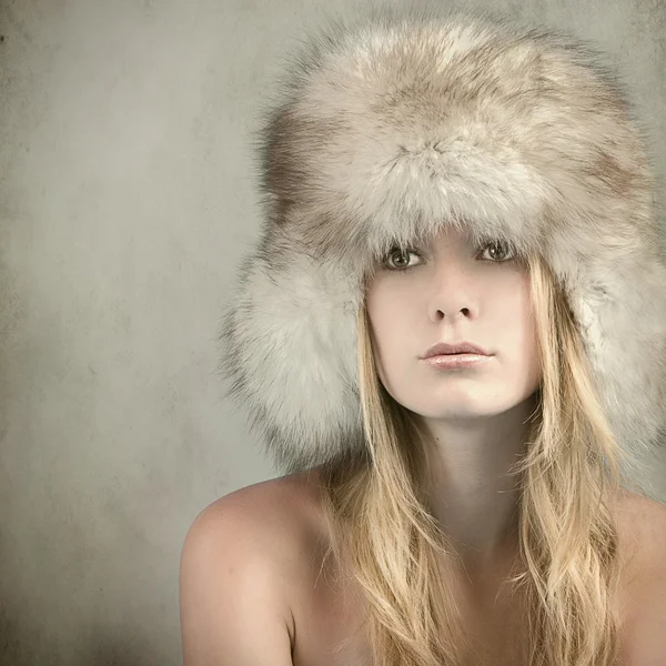 Kış giysileri grunge arka planda kadın — Stok fotoğraf
