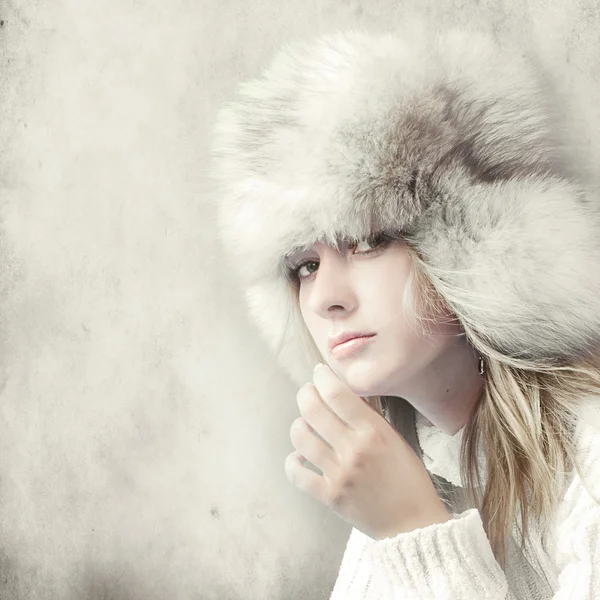 Woman in winter clothes on grunge background — Stock Photo, Image