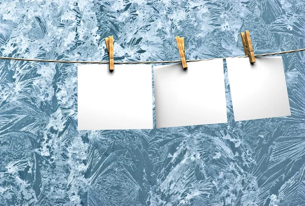 Hängande blankt papper på klädstreck — Stockfoto