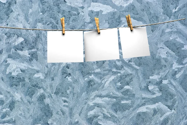 Opknoping blanco papier op waslijn — Stockfoto