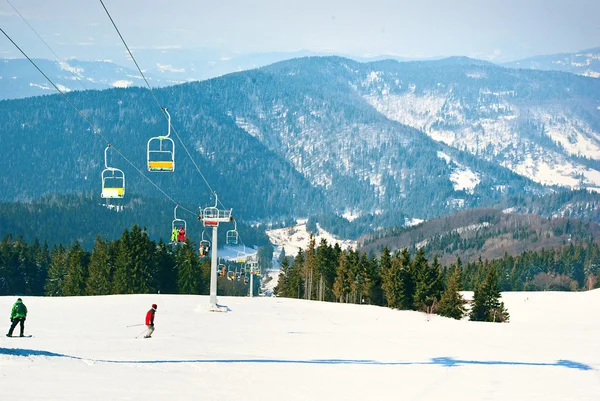 Paysage hivernal avec téléski et piste de ski — Photo