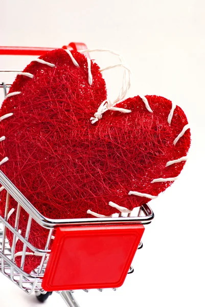 Nákupní vozík a červené srdce — Stock fotografie