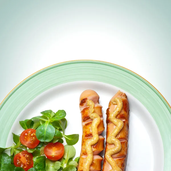 サラダ、トマト、マスタードとグリル ソーセージ — ストック写真