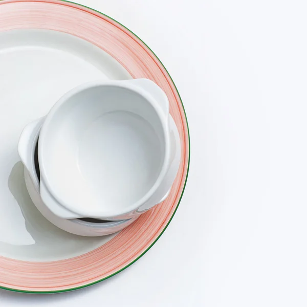 Пачка пустых чаш на тарелке — стоковое фото