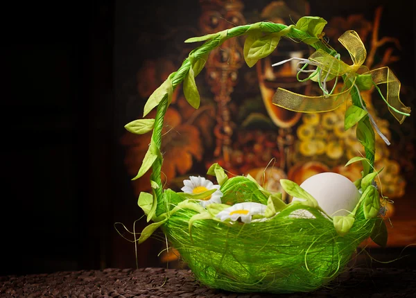 Яйца в зеленой корзине над темнотой — стоковое фото