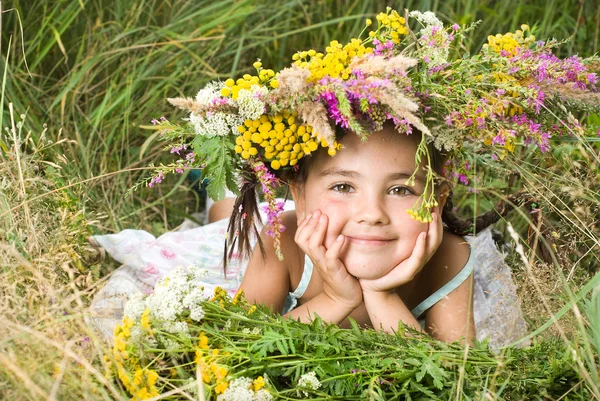 Девушка лежит на траве и улыбается — стоковое фото