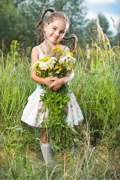 Девушка на траве — стоковое фото