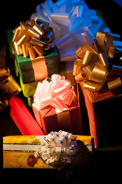 Cajas de regalo sobre fondo oscuro —  Fotos de Stock