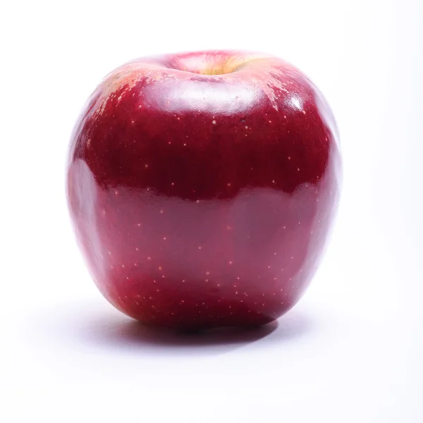 Manzana roja sobre un fondo blanco — Foto de Stock