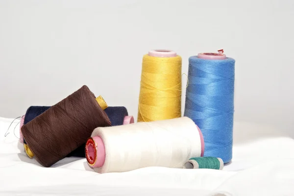 Катушка цветной нити для шитья — стоковое фото