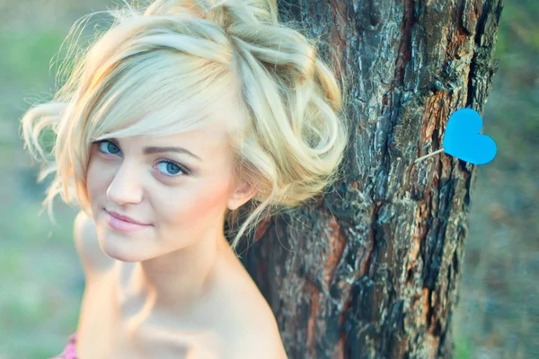 Vacker blondin promenader i skogen — Stockfoto