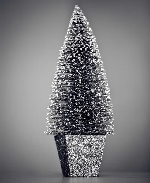 Karácsonyi és újévi várakozás ezüst karácsonyfa — Stock Fotó