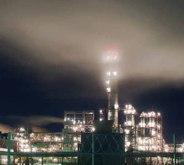 在晚上的炼油厂 — 图库照片