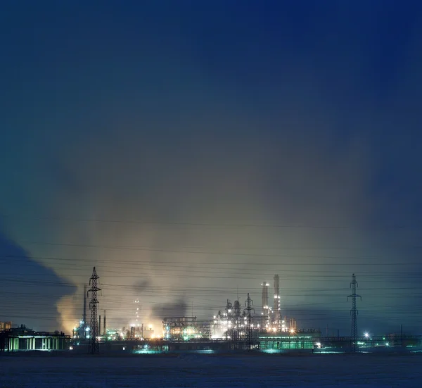 Raffinaderij nachts — Stockfoto