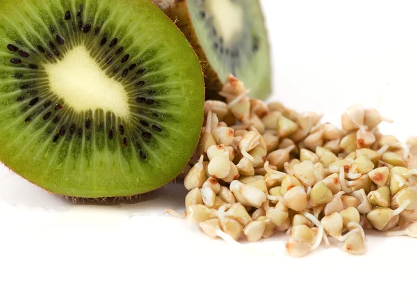 Kiwi și germeni și un hrișcă verde foarte util — Fotografie, imagine de stoc