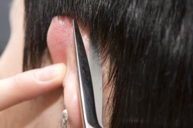 saç kesimini berber eller.