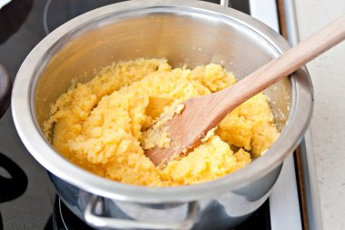 polenta Mısır geleneksel yemek pişirme çanağı