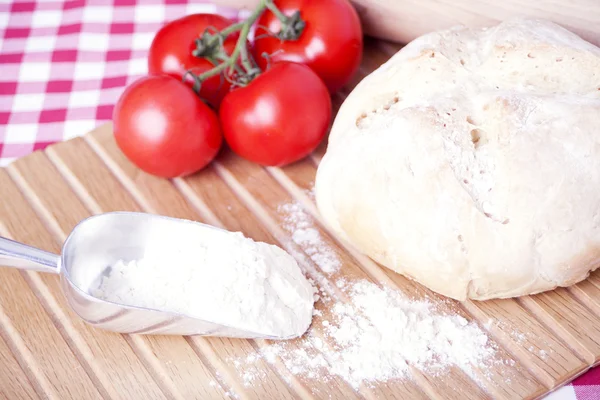 新鲜的面包和西红柿 — 图库照片