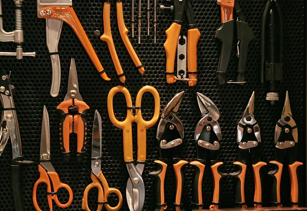 Werkzeuge an der schwarzen Wand — Stockfoto