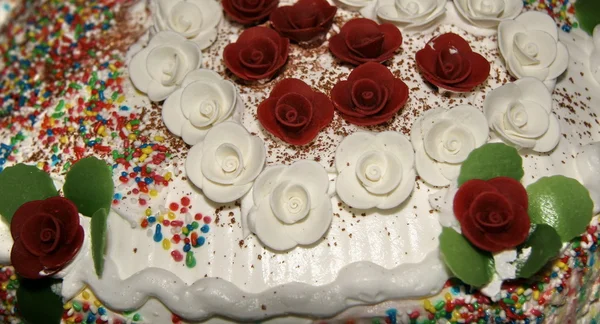 红色-白色婚礼蛋糕 — 图库照片