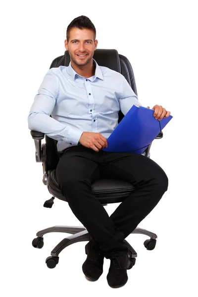 Szczęśliwy biznesmen w czarnym skórzanym fotelu — Zdjęcie stockowe