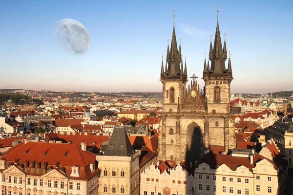 Lua sobre a Igreja Teyn em Praga — Fotografia de Stock